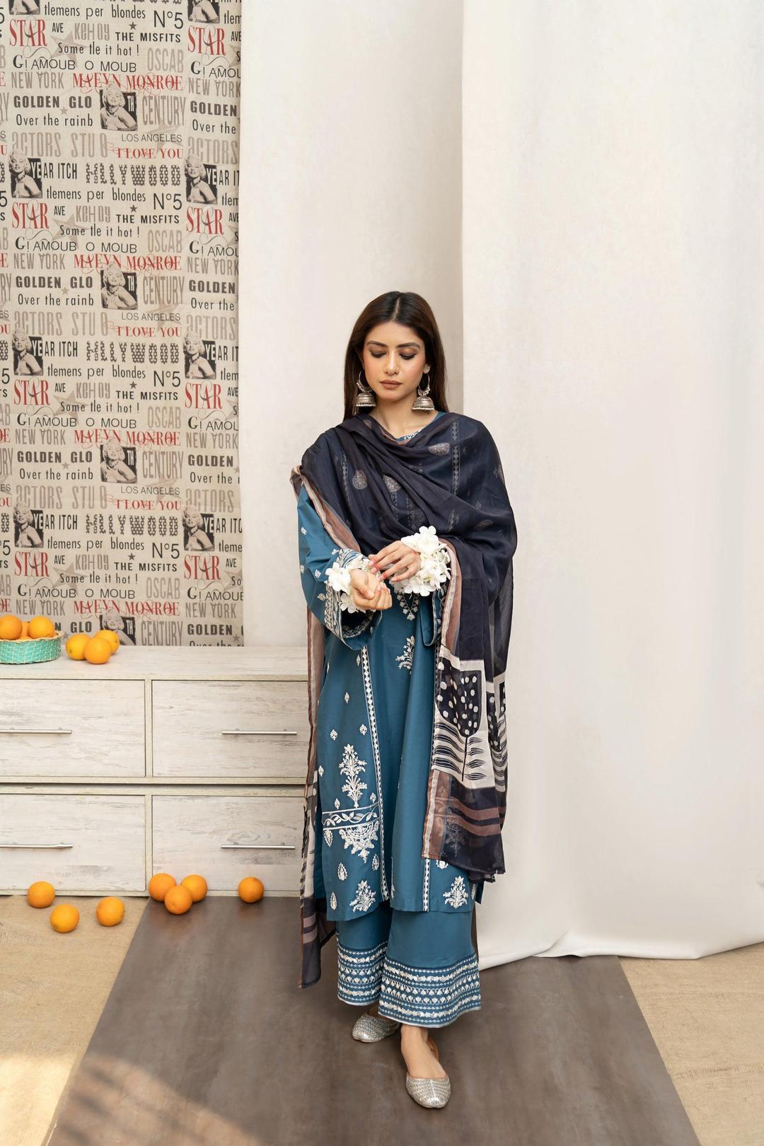 3 Pcs Women's Unstitched Lawn Embroidered Suit